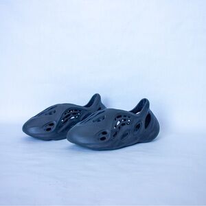 Size 8- adidas Yeezy Foam RNNR‎ Carbon